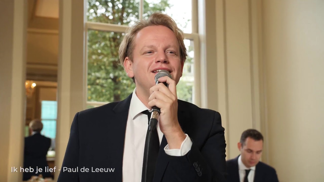 Ceremonie zanger Edwin Monteyn