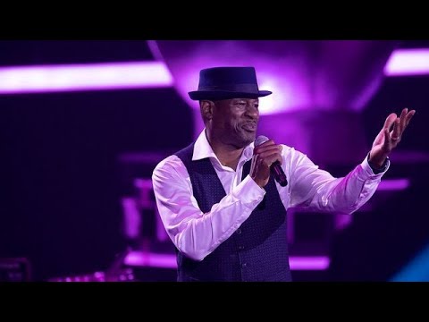 Charles Johnsons beweist Entertainer-Qualitäten mit "Purple Rain" von Prince