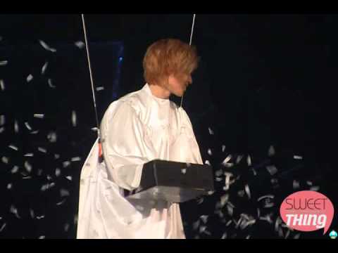 110101-02 Angel Taemin showering confetti fancam @ SHINeeWorld Concert (Seoul)