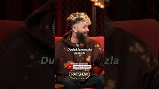 Şehinşah dudaklarını oynatmadan KARMA söylüyor