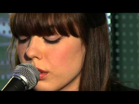 Diane Birch performs Rewind