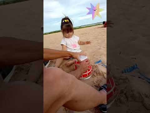 Gianella jugando en la playa haciendo castillos de arena!!