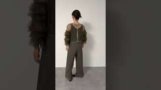 カーキのラッフルトップスパンツドレス 動画