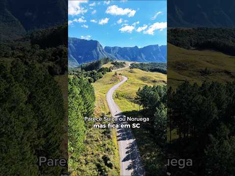Rodovia SC-370 em Grão Pará e a Serra do Corvo Branco ao fundo, em Santa Catarina