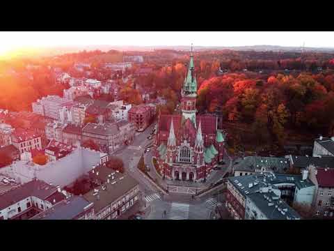 Rynek Podgórski w Krakowie i Kościół pw. Św. Józefa, wschód słońca. Jesień