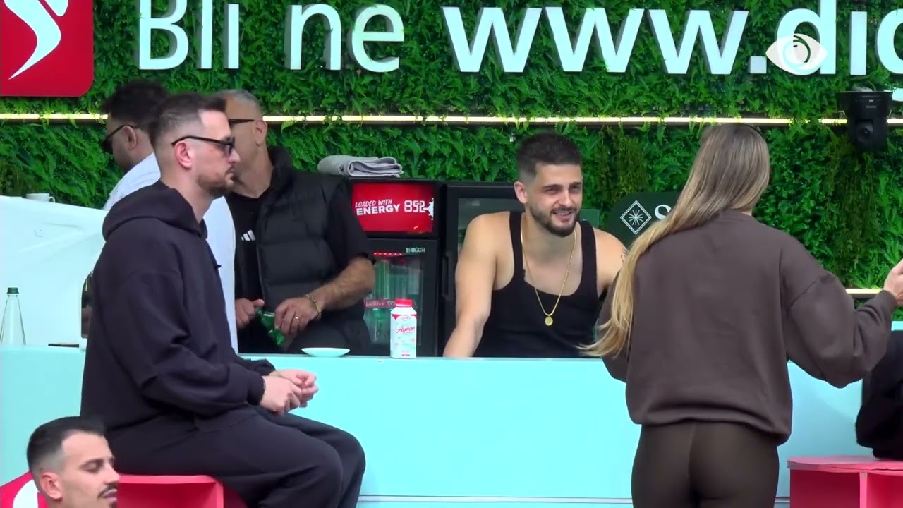 Gimbo këndon 'freestyle' teksa qëndron në oborr