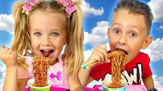 Sasha y Slava fingieron ser mamás y cocinar fideos negros con juguetes de cocina