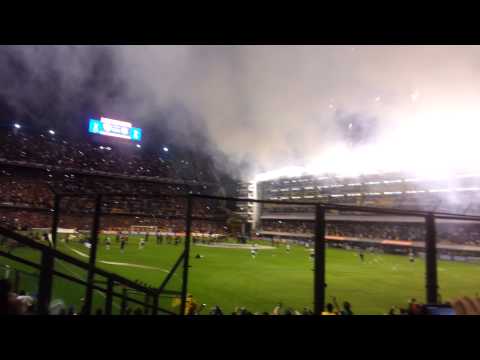 "Terrible recibimiento de Boca vs Corinthians Copa Libertadores 2013" Barra: La 12 &bull; Club: Boca Juniors &bull; País: Argentina