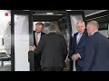 Koning vertrekt per kabelbaan