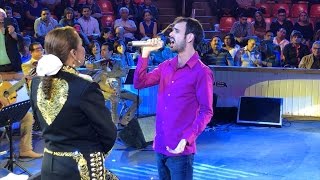 Alberto Moreno canta a Aida Cuevas "Paloma querida" en el palenque de la ExpoGan Sonora 2017