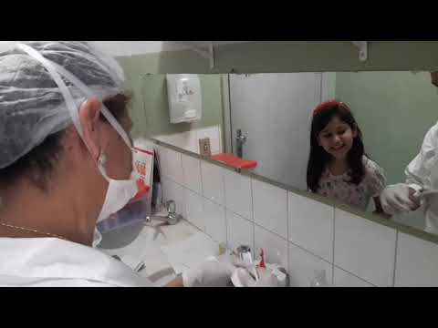 Como  escovar os dentes e usar fio dental maneira correta.