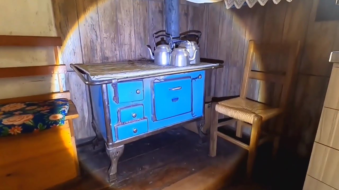 Uma casa limpinha e antiga nem parece tá abandonada a 9 anos