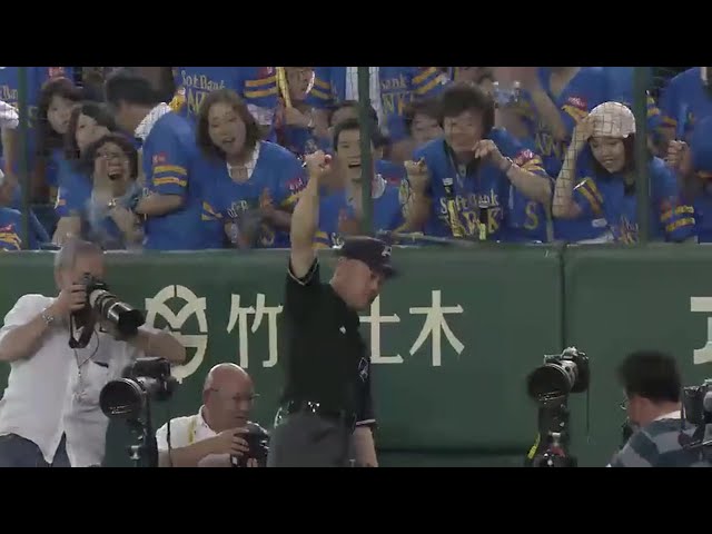 【9回表】捕ってます!! ホークス・内川 カメラマン席に飛び込むビッグプレー!!  2016/6/27 H-M