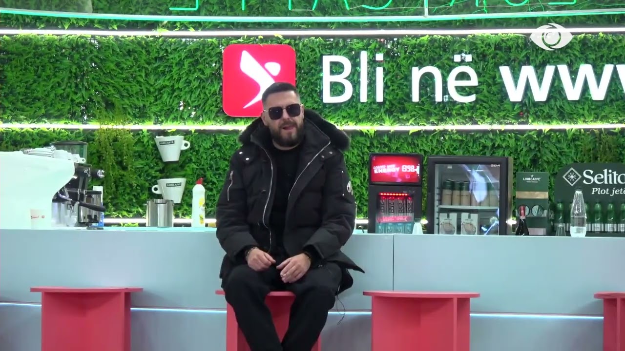 Kënga e Mal në sfond, banori kërcen dhe këndon