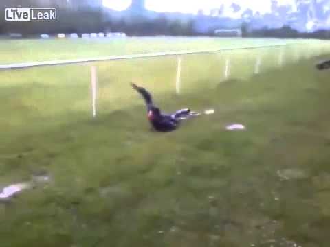 Mann springt durch Pfütze #lustigesVideo