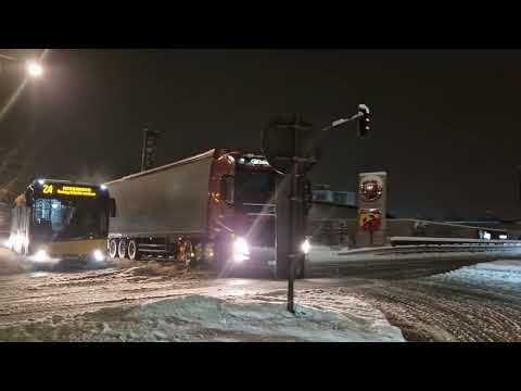 Predbiehanie kolóny na svetelnej križovatke v Celulózke na červenú