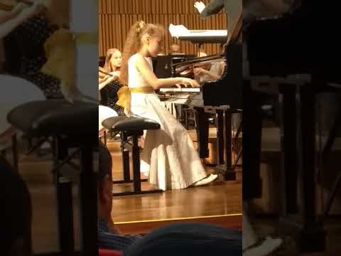 Nora Lubbadová- 9 let,  L.van Beethoven- Klavírní koncert č.1, 3. věta