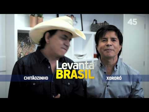 Artistas cantam música da campanha de Aécio