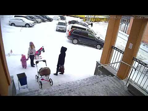 Огромная глыба снега, упавшая с крыши, чуть не покалечила двух женщин и ребенка