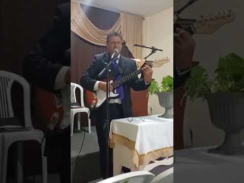 Irmão Carlos louvando ao senhor, na igreja em São José do Vale do Rio Preto RJ 