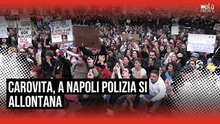 Carovita, corteo a Napoli: "Togliete i caschi", la polizia si allontana