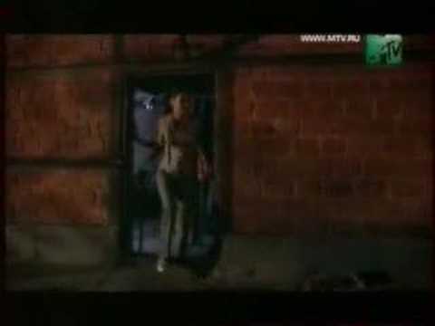 anybody knows who's singin it??:)