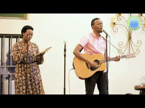 Nshim'Umwami wo mw'ijuru ntang'ivyo guhimbaza by PAPI and DORCAS