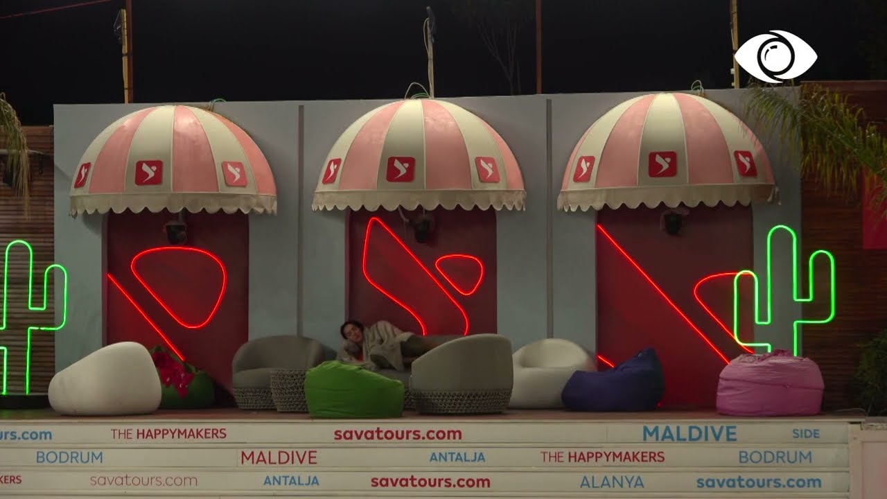 Efi përlotet, qëndron vetëm në oborr