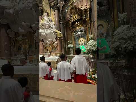 Rezo en la Santa Capilla del Pilar #Shorts