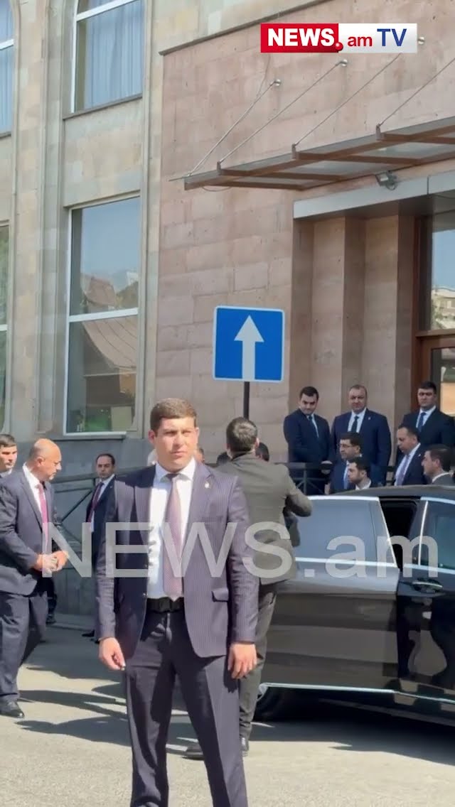 Փաշինյանը թիկնապահներով շրջապատված դուրս եկավ հյուրանոցի ետնամուտքից