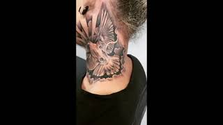 tatuagem pomba da paz, tatuagem preto cinza, sombreada,  pescoço, liberdade.