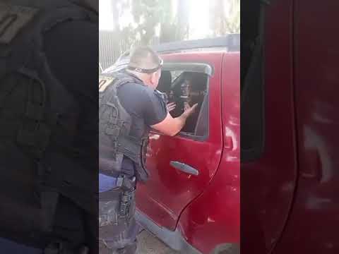 Dejaron a su nieto solo en el auto para ir de compras: video del rescate policial