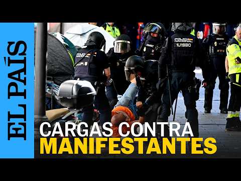 La policía golpea a manifestantes en el desalojo para ejecutar el desahucio de Maricarmen | EL PAÍS