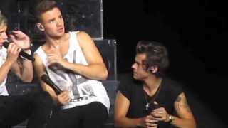 ONE DIRECTION SCARED BY A BUG ON STAGE, TMH TOUR 2013
