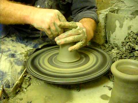 Tonio Bisconti crea una campanella in argilla al tornio