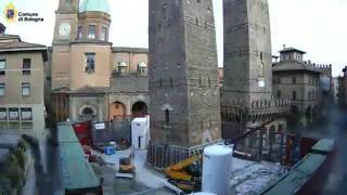 Bologna, il video in time-lapse sui lavori di sicurezza della Torre Garisenda. Il Comune: «Realiz...