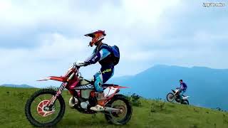 Leo núi mặt người cùng anh em tổ hưu trí