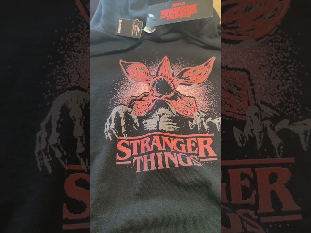 Vídeo relacionado con Stranger Things Silhouette Forest Logo Sudadera con Capucha