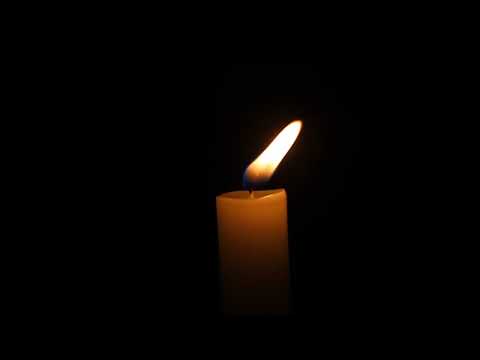 Горит свеча на черном фоне. Футаж Без звука