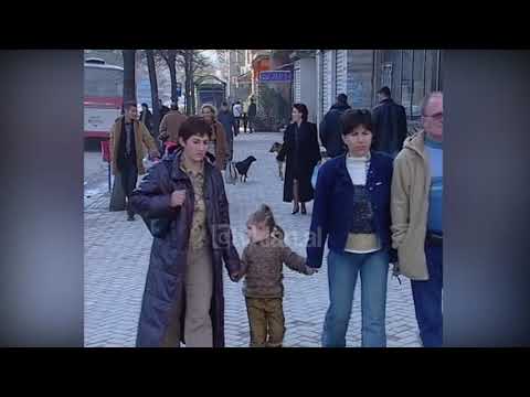 Tirana e përgjumur një ditë pas festës së Vitit të Ri - (1 Janar 2003)