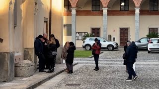 Crans-Montana, amici e familiari alla camera ardente di Achille Barosi a Milano