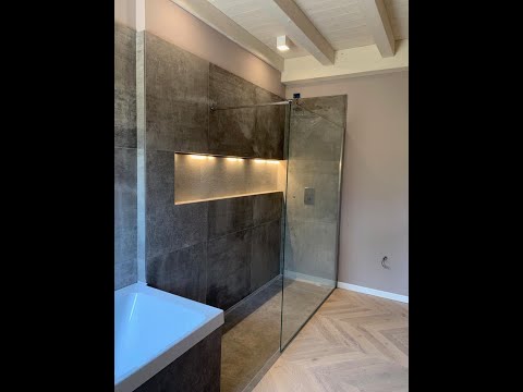 Bathroom with walk-in shower: construction