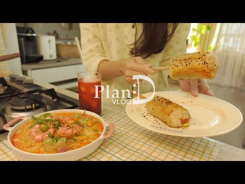 Stir-fried chewy noodle in spicy sauce. Kitchen cleaning after fried food, making a bowl