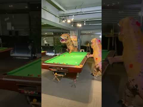 ビリヤードサウルスのセンターショット練習　恐竜着ぐるみ