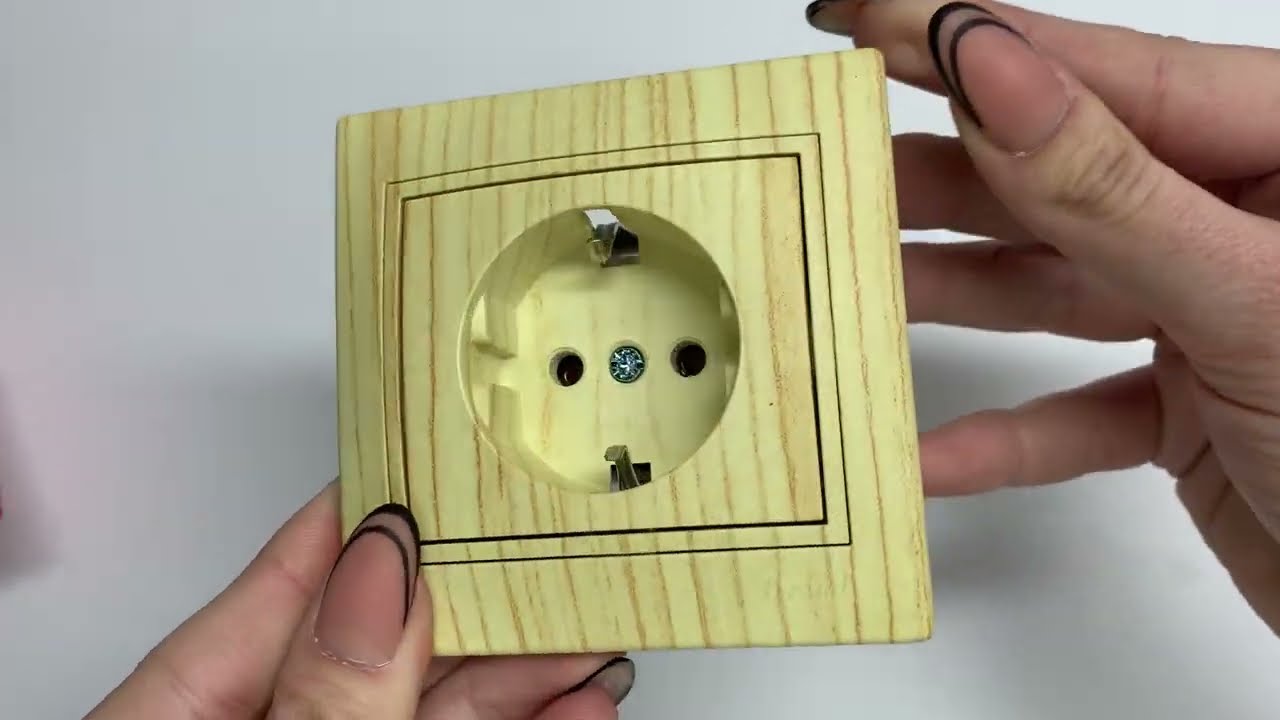 Розетка одинарная с/з LEZARD Mira дуб отбеленный 701-5252-122В