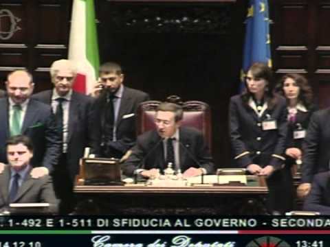 Berlusconi survives crucial confidence vote