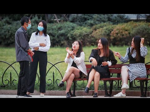 目睹老人正在陷入金融騙局，有路人一把將他拉走