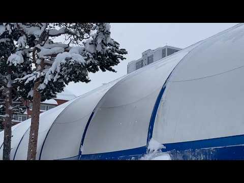 Что произошло. 17.02.26.  В Югре под снегом, упавшим с крыши спорткомплекса, погиб ребенок