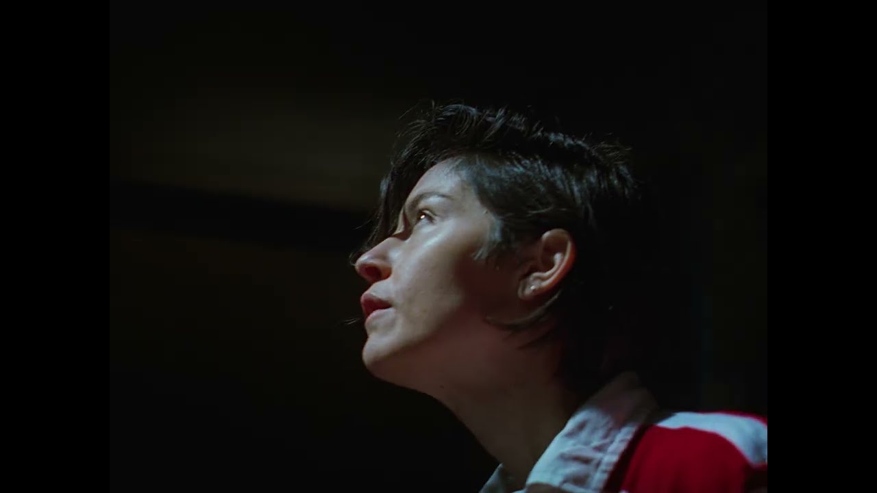 Gracie Abrams mit dem Titel 'Hit The Wall' / Video ((jetzt ansehen)) mit dem Titel 'Hit The Wall' / Video ((jetzt ansehen))