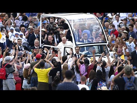 البابا فرنسيس في جولة بسيارته الخاصة وسط الحشود في كيبيك